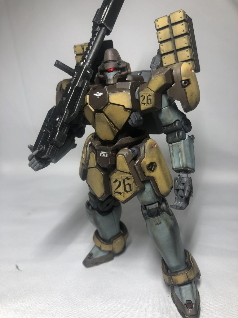 モノアイはLED電飾を追加。ライフルを持たせる関係でハンドパーツは可動指に交換してあります。