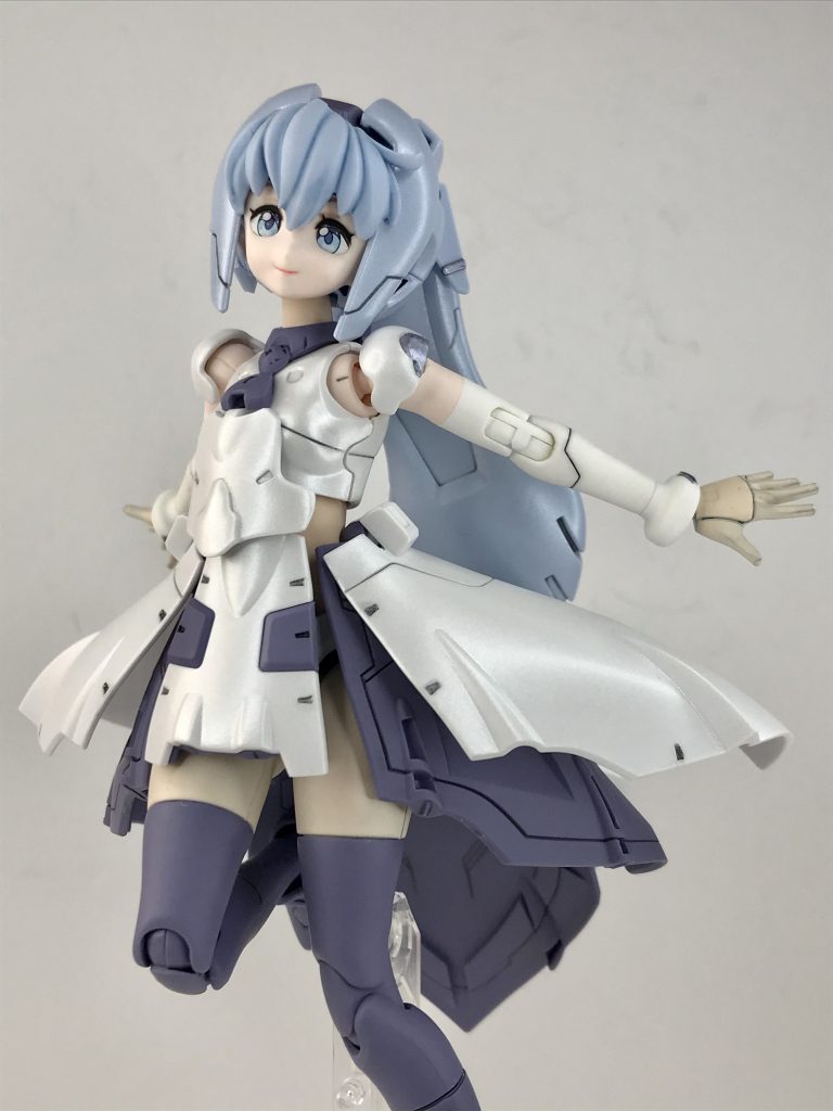 電子の世界から抜け出して自由な体を持ったということで、両手を伸ばして飛ぶ姿が似合うと思います(^^)