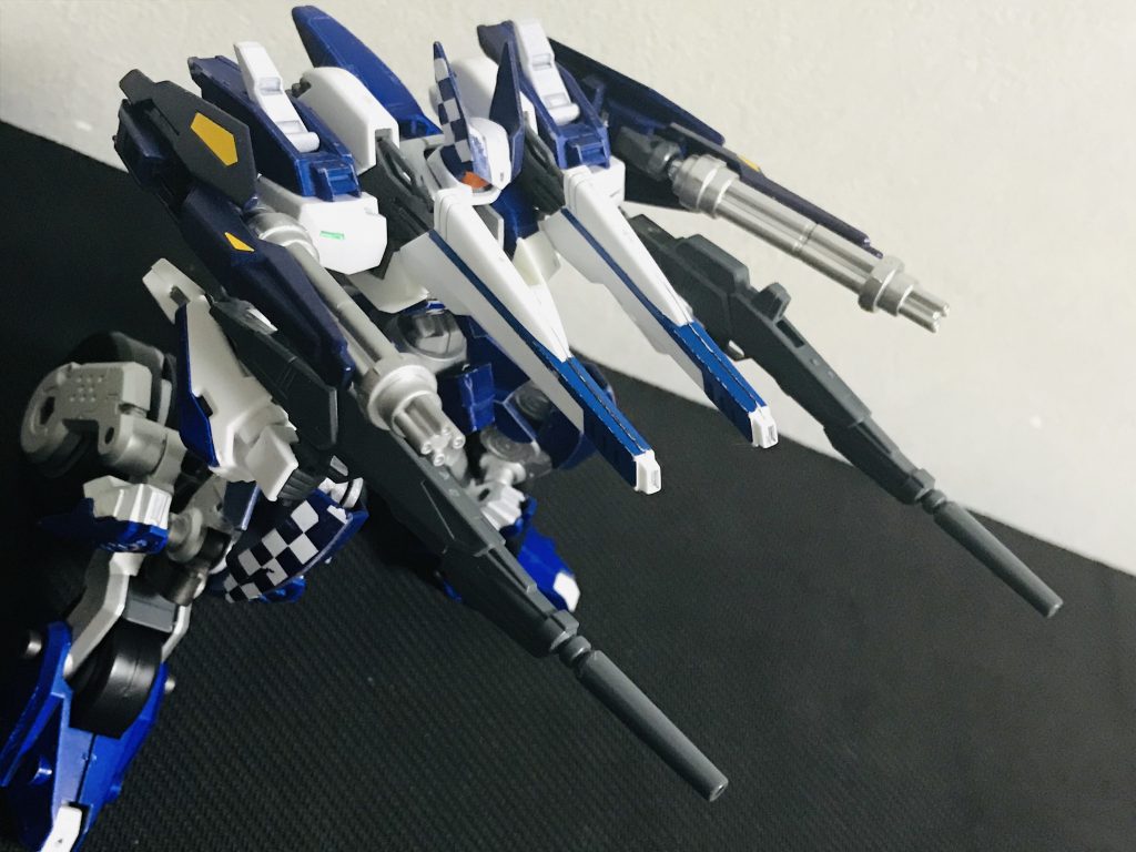 ・フルバースト全武装を一斉射するチェッカーフラッグの必殺技。脚部の大型タイヤを降ろす事で機体のブレを軽減し、前回より命中精度の向上により与ダメが上がっている。