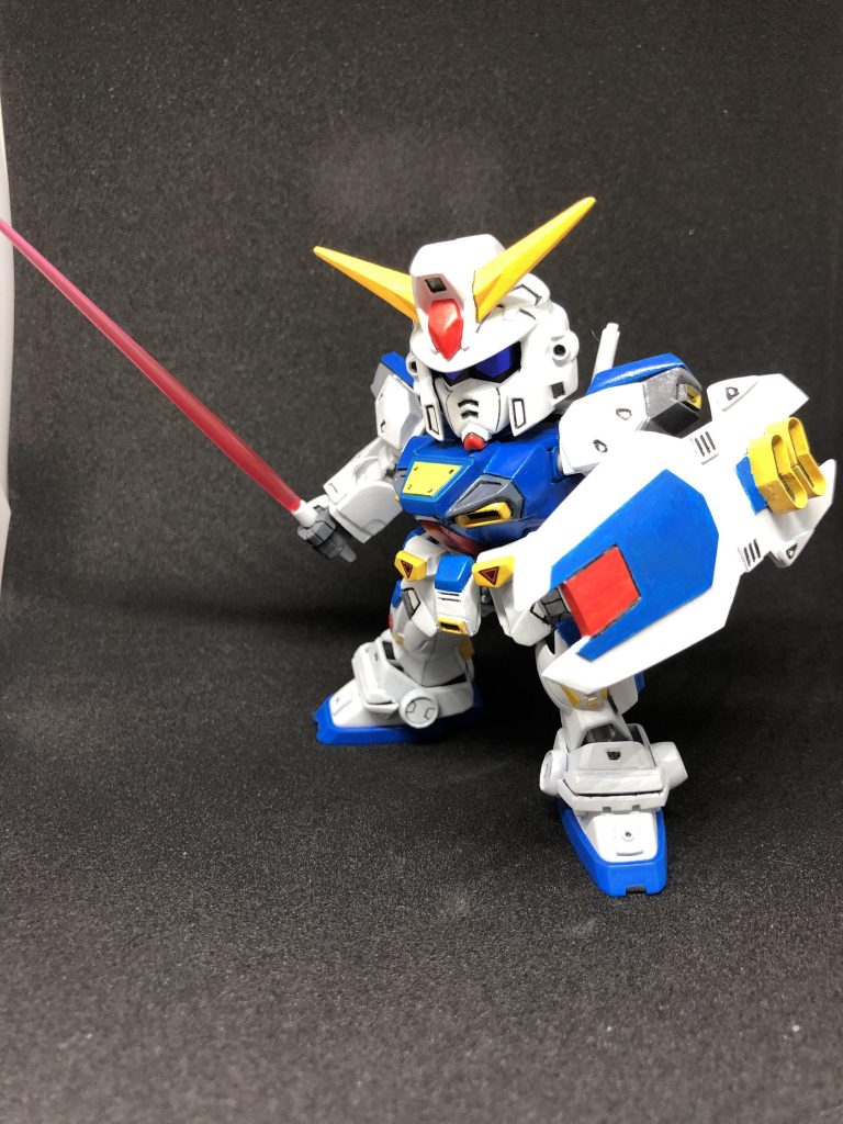 ビームサーベルを構え。シールドはプラ板で作り、F90のシールドで使える物は切って貼ってます。ちなみにビームサーベルはブーストパック2のサーベルです。設定ではサーベルの色は青なので、なんちゃで見て下さい(^◇^;)