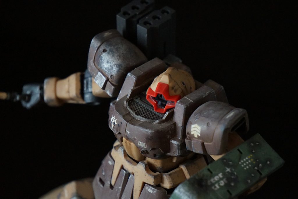 [胴体]首の関節を10mm後ろにずらし、空いたスペースは作業デッキにしました。胸部拡散ビーム砲は設定が曖昧なので、真鍮パイプでバルカン砲に変更しました。