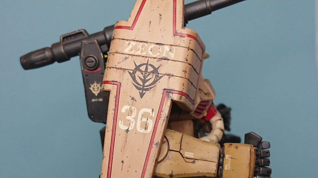 シールドは、赤いラインの部分が別パーツになって、塗装をしなくてもラインが入るようになっていて、ユーザビリティになっていてありがたいですね。私は、結局塗装するので、接着後に面を出して、段差がない様にしています。