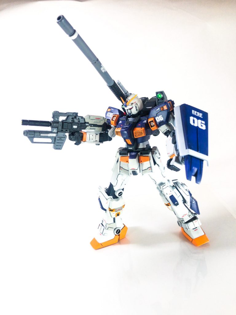 アクション②wikiには【ビーム・ライフルのエネルギーを使い切り、再チャージされるまでの火力不足を補うため、固定武装の強化を主眼に改修されている[77]。ランドセルはキャノン砲装備の大型のものに換装され、脚部には可変スラスターが装備されている】となっているが、本来完成していれば、白兵戦のガンダム、中距離砲撃のガンキャノン、長距離砲撃のガンタンクの長所を併せ持つガンダムとして生まれたんではないかと。オラ設定ですが、ガンダム6号機はちゃんと完成し、実戦配備されていればこういった装備も可能だったんじゃないかと妄想が捗りますw
