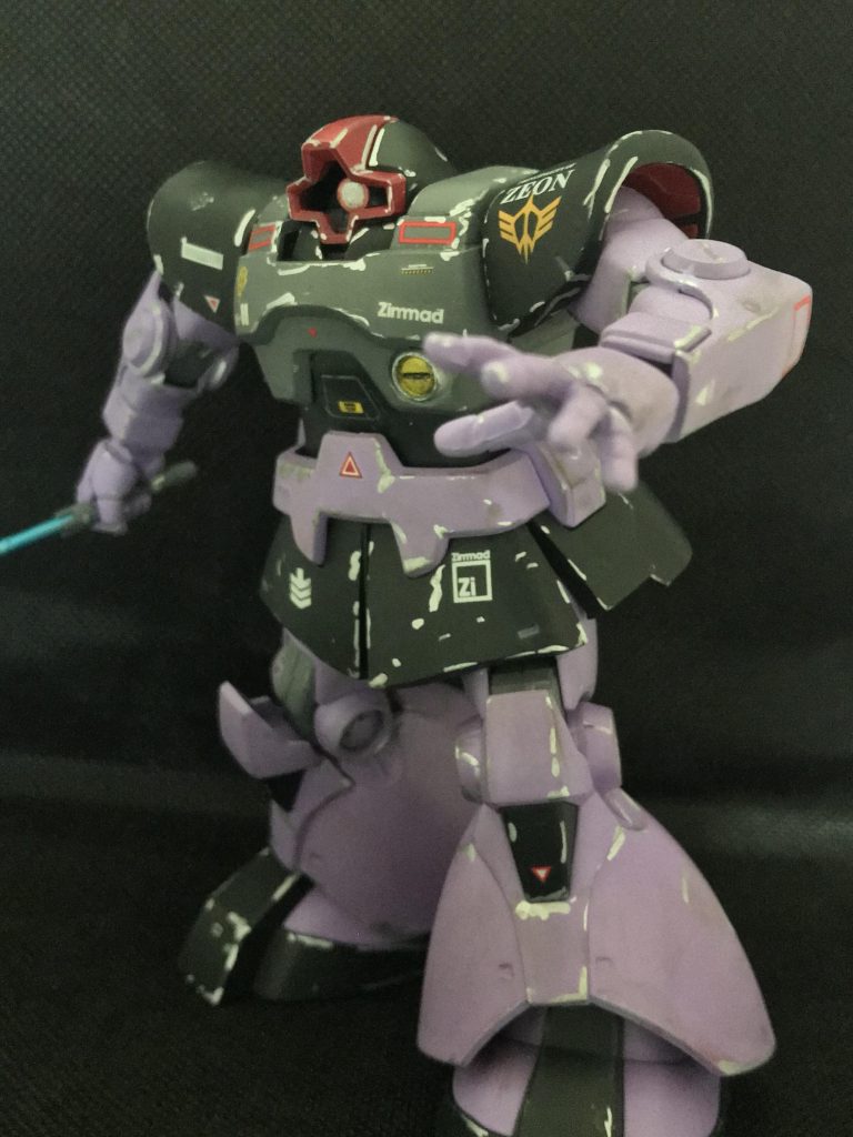 ヒートサーベルは2本用意することで、非使用時の黄色と使用時の青発光の両方を塗装で再現しています。また、モノアイの前にあるクリアパーツは、モノアイを動かしやすくするために付けてません。