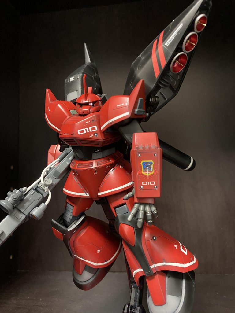 目にはスワロフスキー風の石を使用、白いラインはマスキングして塗装しています。