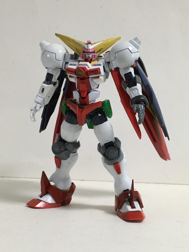 マスターにただオリジナルのカラーレシピにしたかと思いきや、今回は趣向を変えて見ました主な変更点としては、・右腕をクアンタの左手を使用して軽く華仙の右腕を再現。・胸部をAGE=FXに変更し、マスターガンダムのバックパックが接続できるように改良。・腰部はクアンタのものにして、脚の可動域を広くした。・ウイングに余ったジャンクパーツを追加。ッと言った感じにして、それなりに華扇に近づけるようにするのと、デザインの変更や、主の好みによって改良。また、胸部の変更をしたことで、マスターにおなじみの待機状態のノーマルモードは制限できなくなりました。まあこれは華扇さんの胸があまりにもデカすぎるということでこの機能はオミットされたということdドゴォ!!←殴られた音