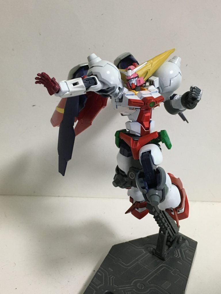 “ドラゴーネフィンガー”龍の硬い鱗の如き硬度な指となり、ビーム射撃を打ち消すか防ぐこともできるうえに、相手の頭部を難なく破壊できる。