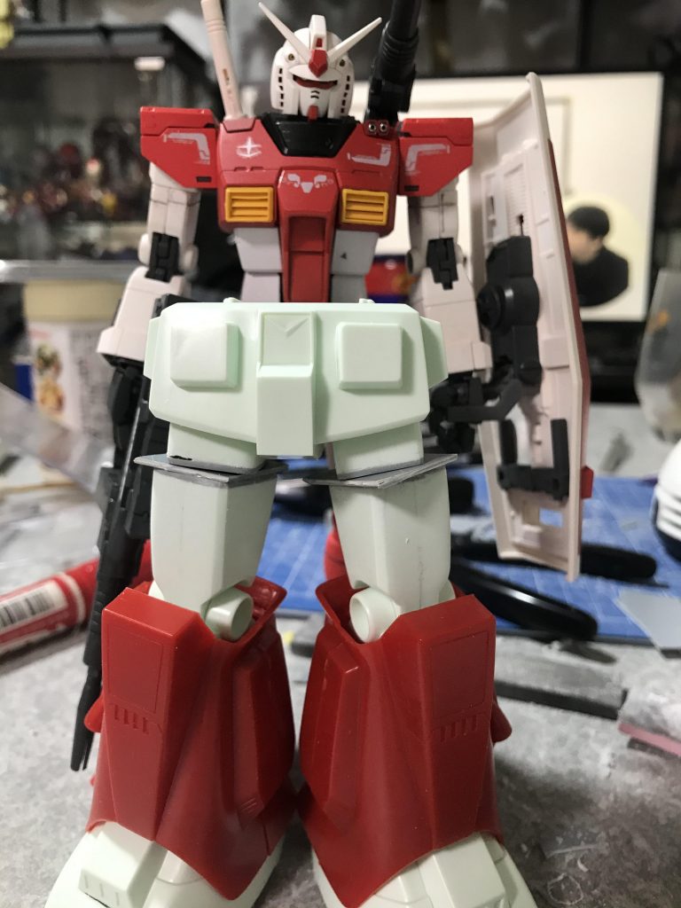 origin版のガンダムと並べて飾りたかったので、ふとももを延長しています。