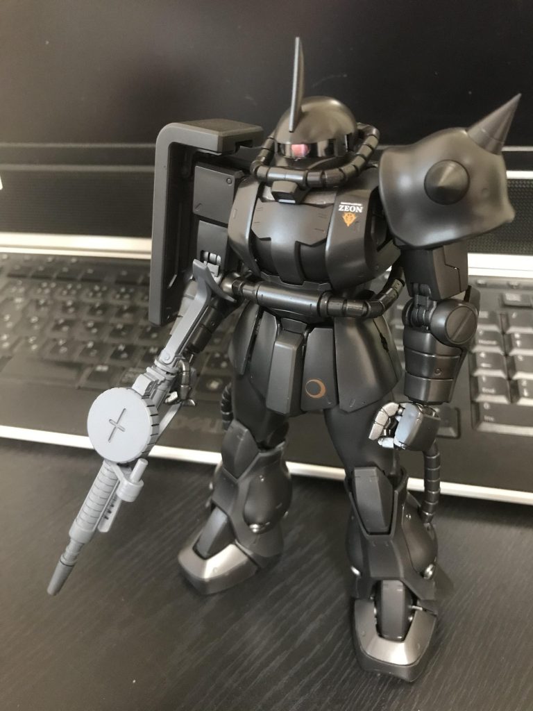 ただ真っ黒にするだけは嫌だったので塗装を躊躇っていましたが、グラファイトブラックとメカサフに出会い、納得の塗装が出来ました。メタリック過ぎない深みのある黒が気に入ってます。メカサフも黒を買いに行ったら売り切れで、たまたま残ってたメカサフのガンメタを購入したらなんともいい感じ。手を加えたのはアンテナとスパイクアーマーの尖状化と気が向いた場所のエッジ処理とヒケ処理のみ。目立つところの処理が出来てなかった(T . T)