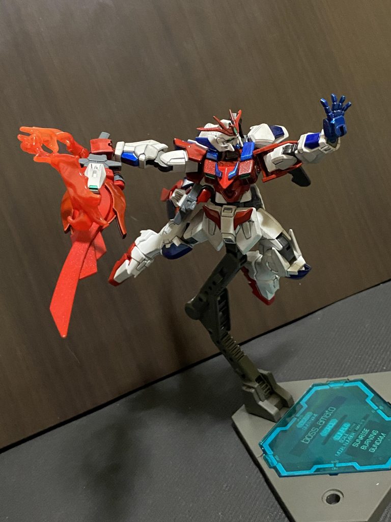 某ゲームシリーズX3のIフィールド・ハンドよろしく片手で射撃を防ぎつつ斬りかかる、という動きもできるかもしれません。四肢へエネルギーを集中して瞬間火力を高める機能も以前の仕様から引き継ぎ、今回はカレトヴルッフにもエフェクトを取り付けられるようジョイントをいじってます。