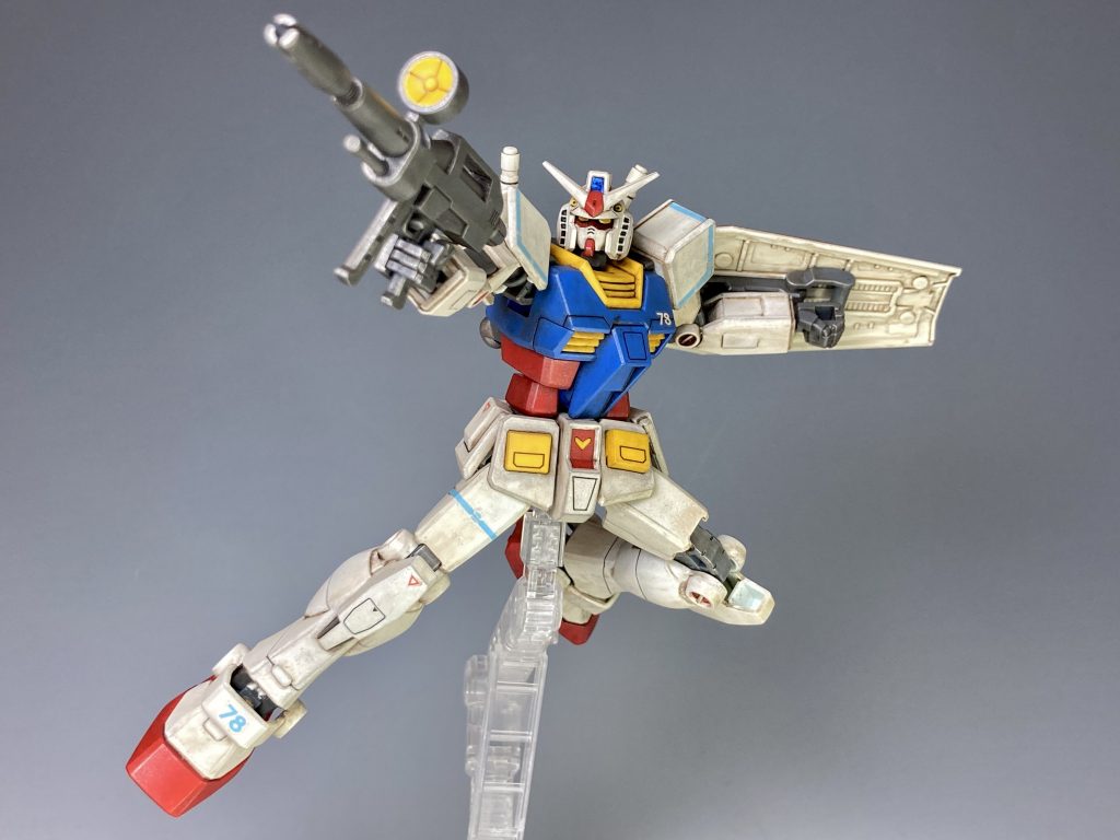 ライフルを構えて!パーツが少ない割によく動きます!膝の裏が結構気になりますね(汗)