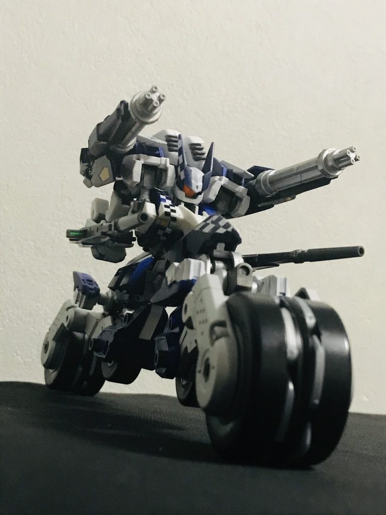 ・バイクモードチェッカーフラッグの1番の見所がこのバイクモード。重力下での戦場において抜群の加速性能で駆け回る。