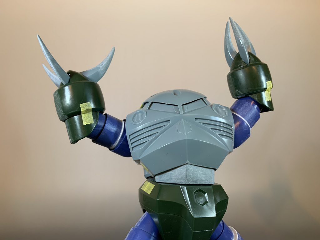 二の腕にもネオジム磁石を仕込んで可動軸を設けるなどの改造を施しました。