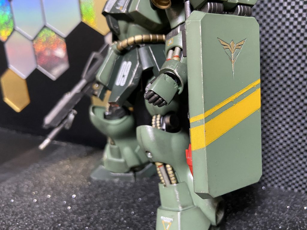 盾のマーキングはサフ代わりゴールド下地からイエロー。マスキングが激しく粗いですが、今回の作風に合っているのでこのまま走る😁半光沢トップコートもオン。ネオジオンマークは筆で頑張る😤まだ全体的に寂しかったので細かく赤を追加。ハゲチョロは‥