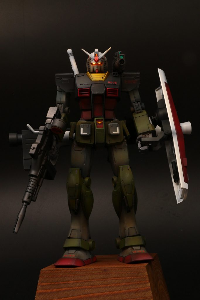 正面です。光量が明るすぎるので薄いプラ板で遮光してます。