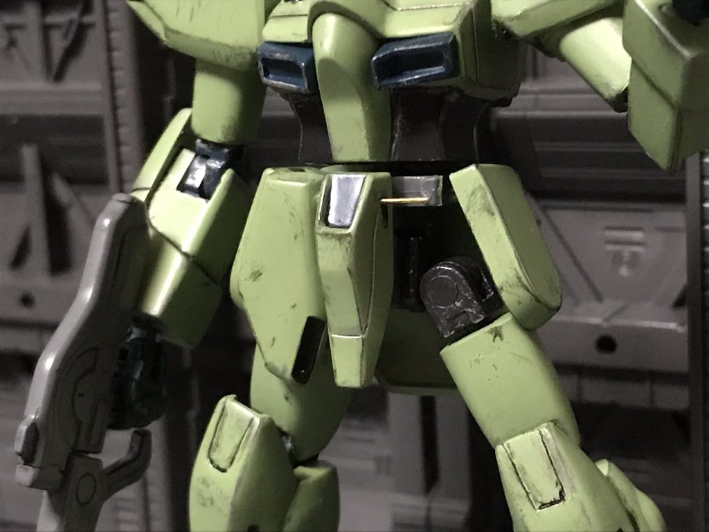 股関節は太腿をバッサリカットして市販の関節パーツを移植腰アーマーは真鍮線ブッ刺して可動化パターン別に素キット自体も腰アーマーは可動するんですけどポロリしまくるので…