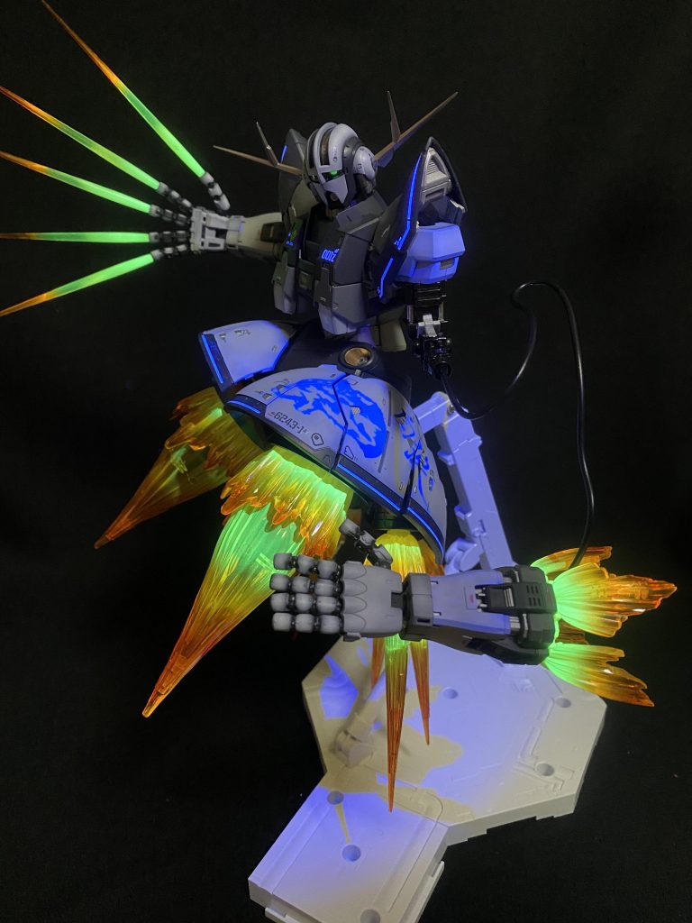 エフェクトパーツを蛍光塗料で塗装。ブラックライトで発光。