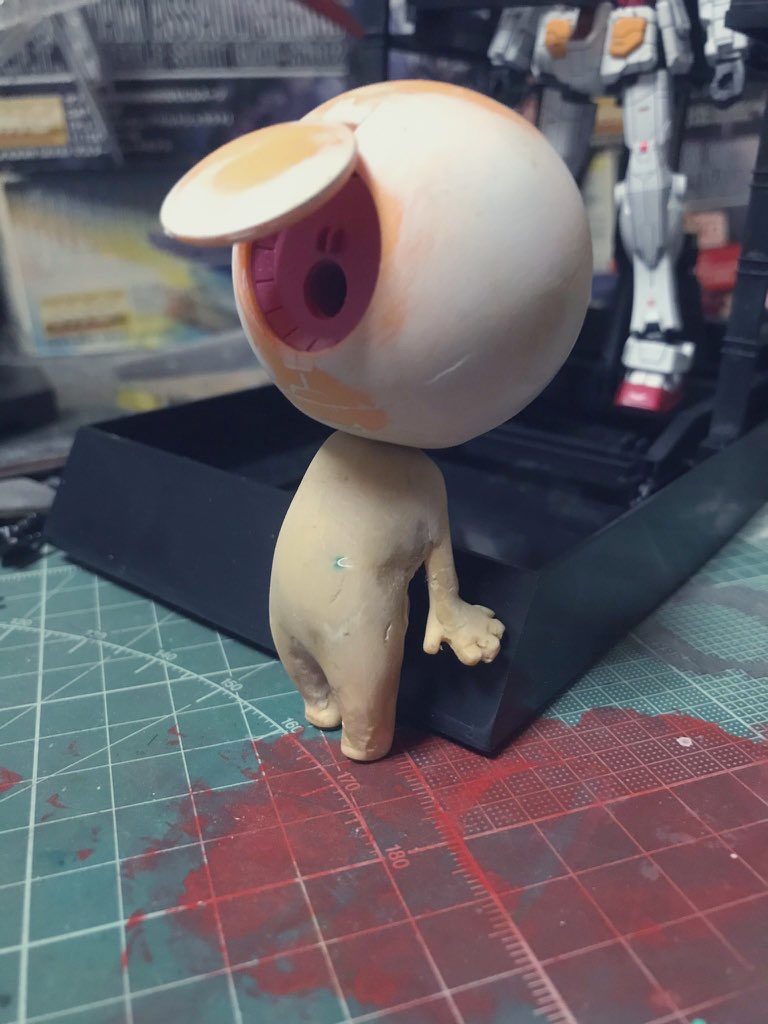 頭部がハロで身体はパテです。ネタで作ったので作りが荒いです。