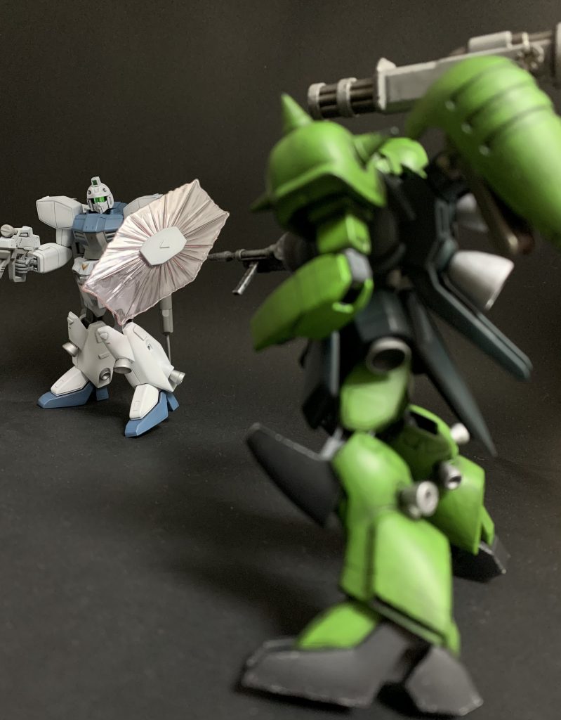 なんの、ガトリングとザクマシンガンの一斉射だ！ビームシールド防御！！