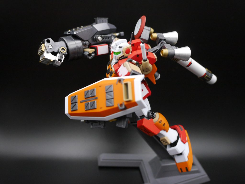 HGUCのガブスレイ付属のアクションベースに取り付けてアクション!後で説明しますが、背中には追加ブースターを付けてます。また、右肩には同シリーズのミサイルランチャーに付属のレドームを追加。レドームで敵機を捕捉し、ブースターで一気に接近しぶん殴るという妄想設定🤤