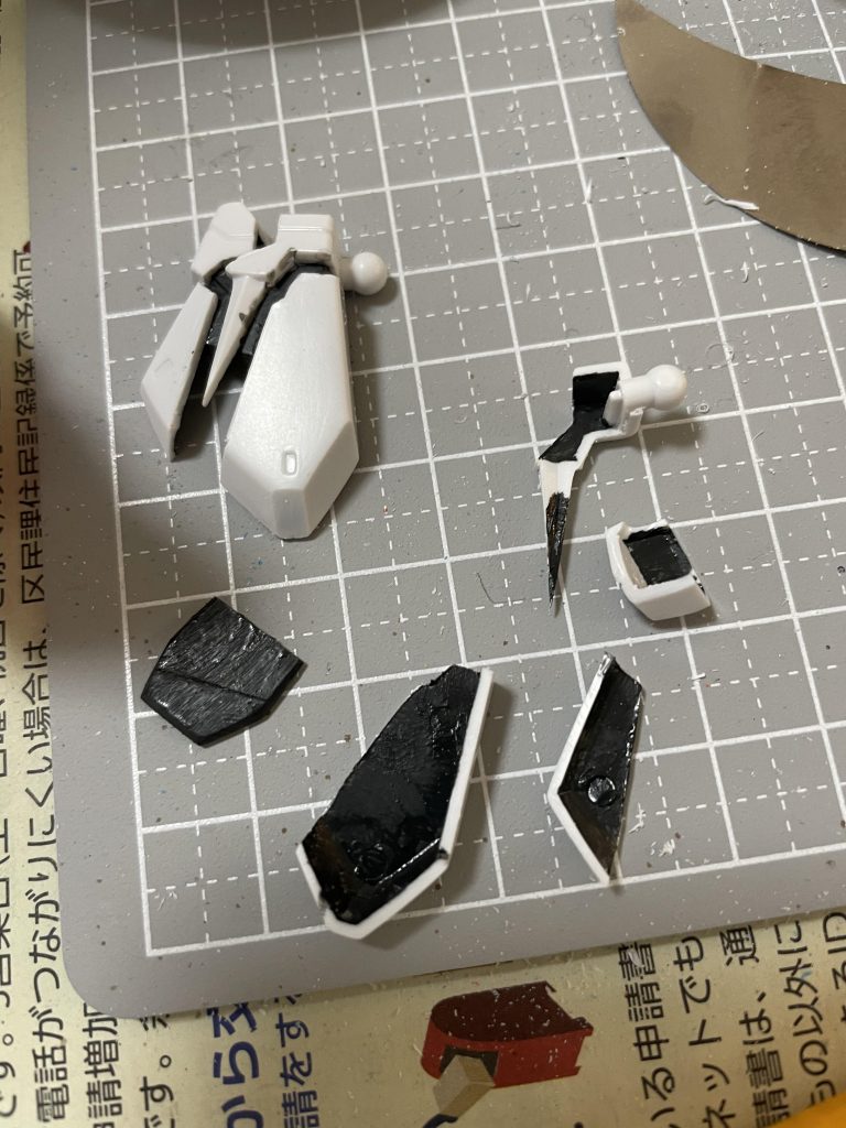 腰パーツは今回のお気に入りポイントでもあり、スノーホワイトの機構を真似た部分でもあります。バラバラにした後、カットした腕の余りを接続の下地としました。