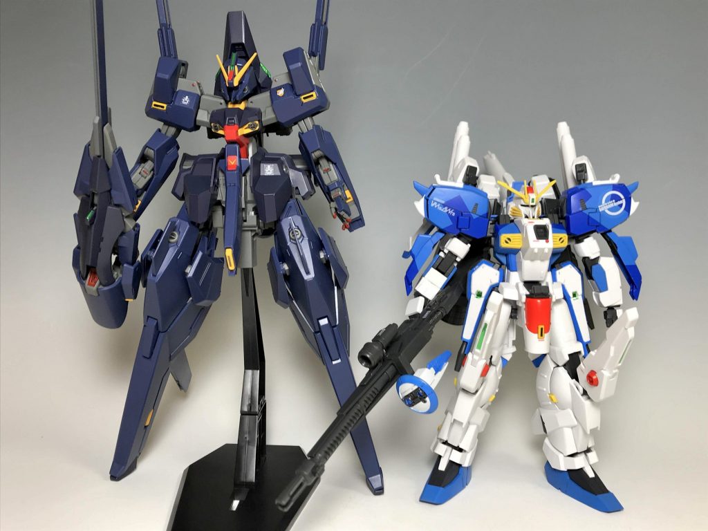 仮想敵と並べて。だいぶサイズ感が違いますね。しかしながら、キット化してくれた事に感謝です!