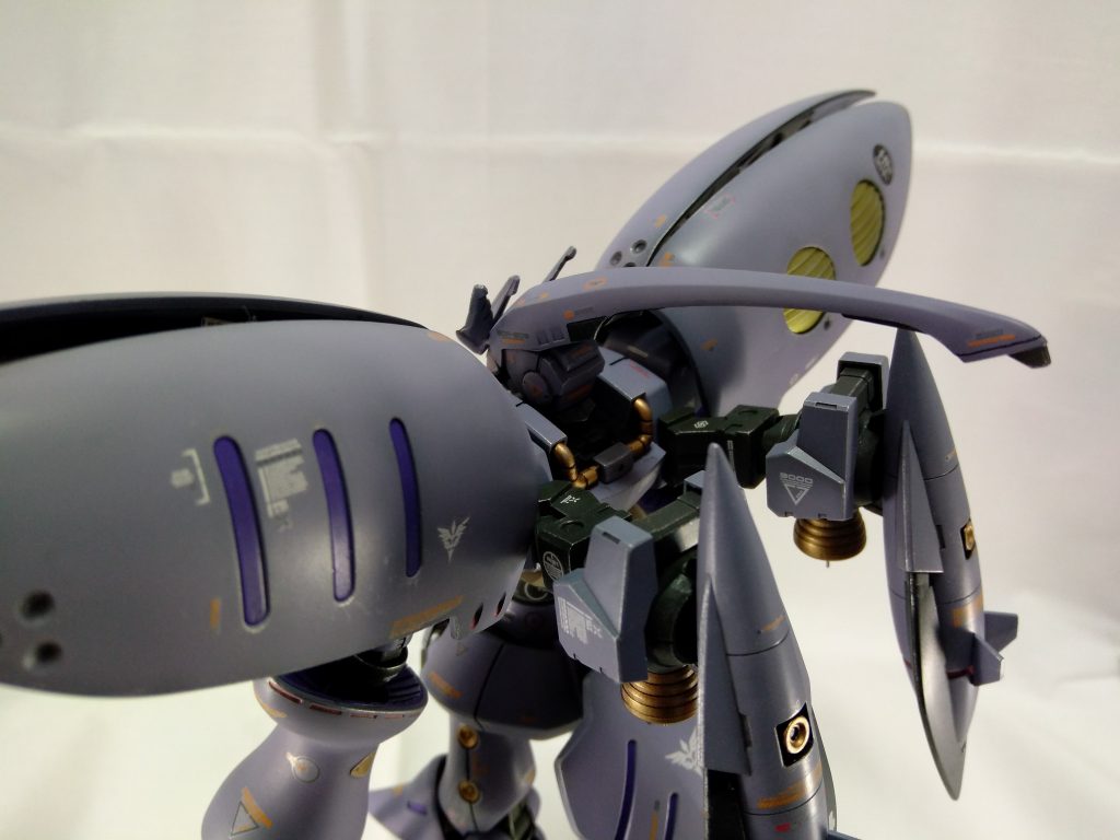 頭部はビルドファイターズトライのノーザンポッドに付属するフォースインパルスマヒル機を再現するための頭部パーツをベースに使ってます。こんな所で使う事になるとは…意外なパーツを意外な時に使うのって、個人的になんかアガります。