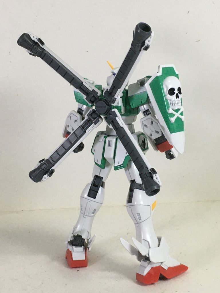 右肩にはスカルウェポンに付属しているシールドを、ザクⅡみたく装備しました。