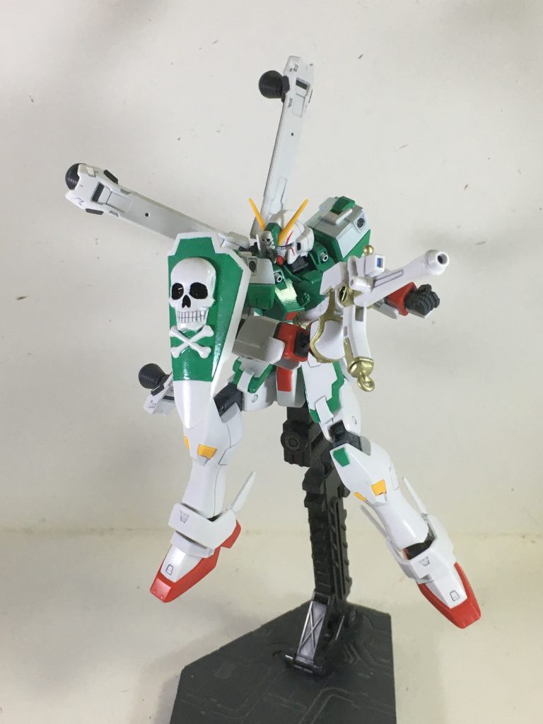 “スカルシールド”右肩に増設された小型のシールド。Iフィールドを兼ね備えた武装でありながら、小型であるために余計な干渉をしない。