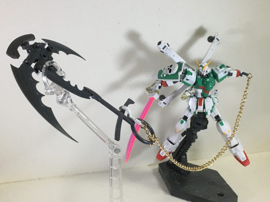 “クロスチェーン”チェーン型の武器。アンカーに巻きつけて振り回すことも可能であり、相手を拘束、あるいは捕まえて惹きつけることが可能。