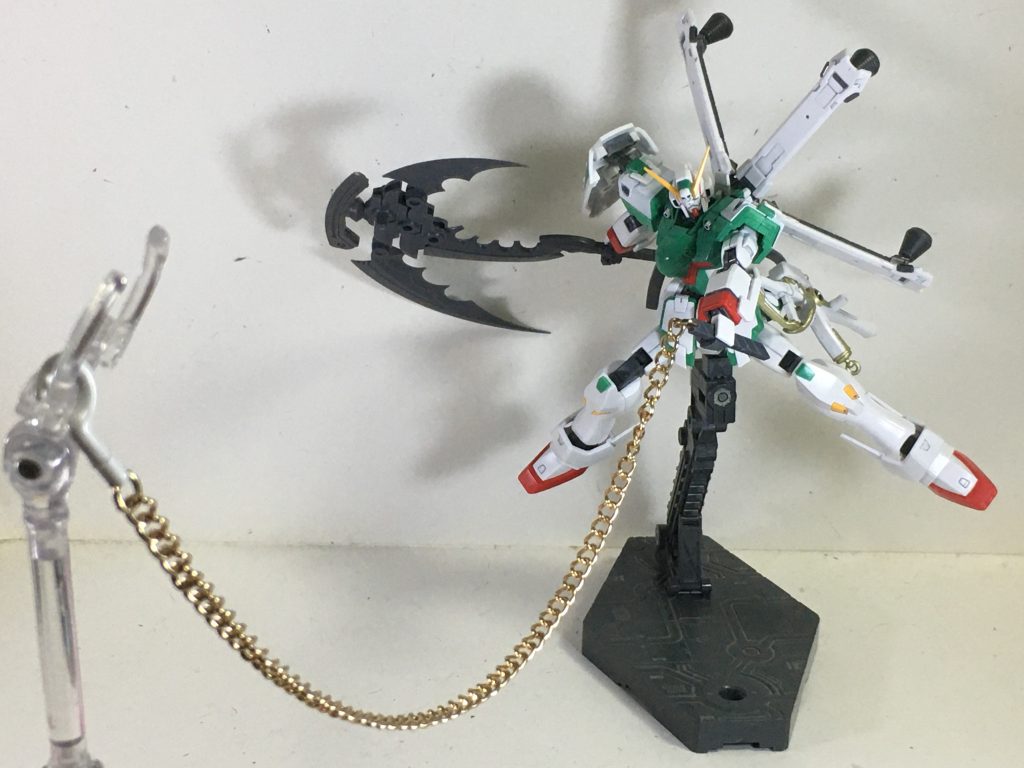 チェーンの方は100円均一で見かけたチェーン型の定期券入れを購入し、そのチェーンだけを拝借して、制作しました。これよりももっと小さめのレジン系とかのアクセサリーに使うチェーンがあり、それを使うという手もあるのを思いつきませんでした。