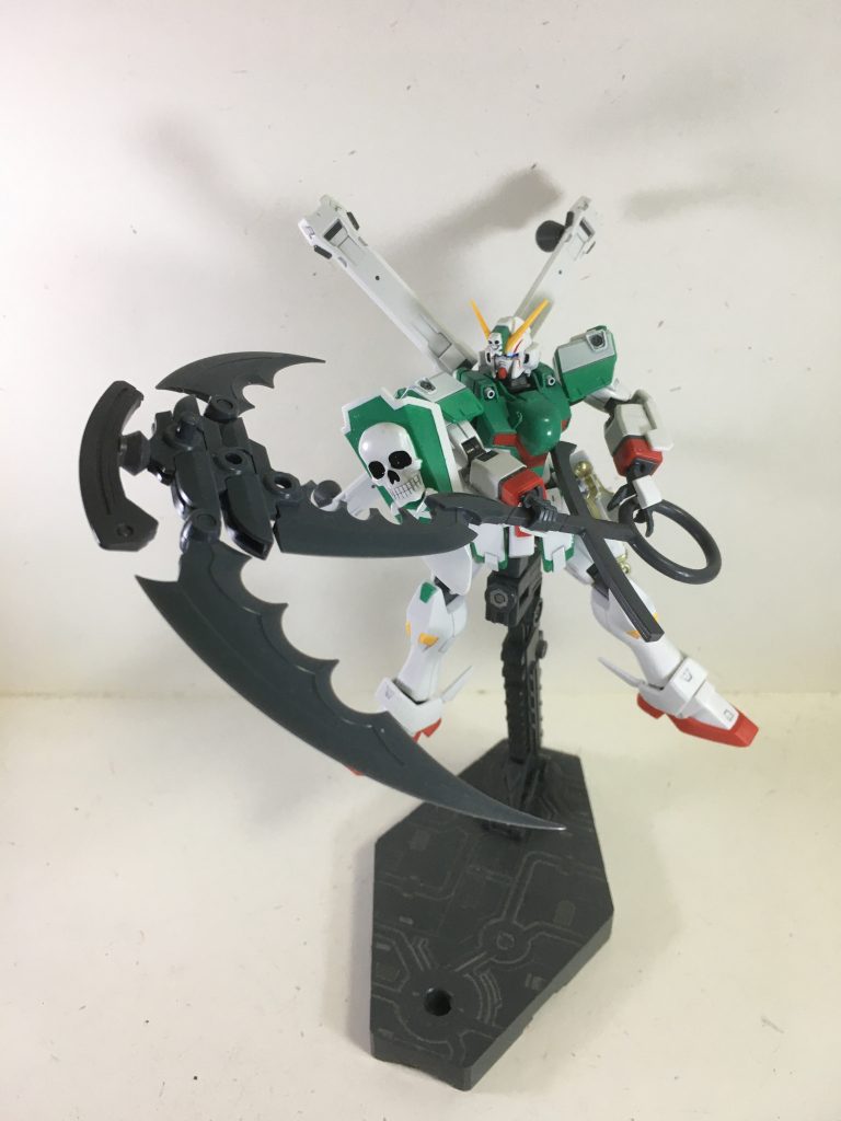 こちらはコトブキヤの「スカルマサカー」という鎌の武器であり、それを錨に見えるように改造しました。丸のプラの方は、ランナーでよくある、円状のプラを二枚切り取り貼っつけて持ちての部分に接着しました。最初はただのプラ棒を火で炙って丸を作ろうかと思ったのですが、私の技術では歪な形になるだろうと思い、ランナーから拝借しました。