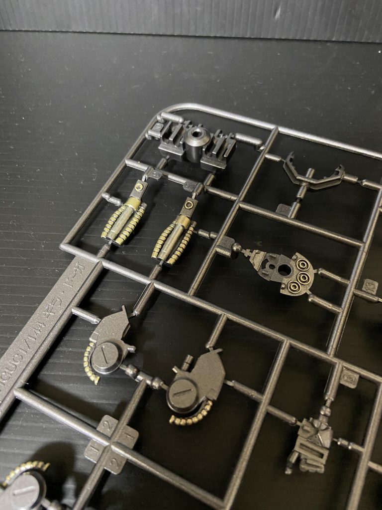 フレーム部はランナー塗装でガンメタル塗布後、フレームのまま部分塗装。この辺はらいだ〜Joe様の技法を参考に。塗りやすいような塗りにくいようなでした🤣バーニアも画像ありませんがランナーままゴールド塗装後、中に当たらないよう外側をライトガンメタル塗装。向きさえ気をつければ中には当たらない。笑