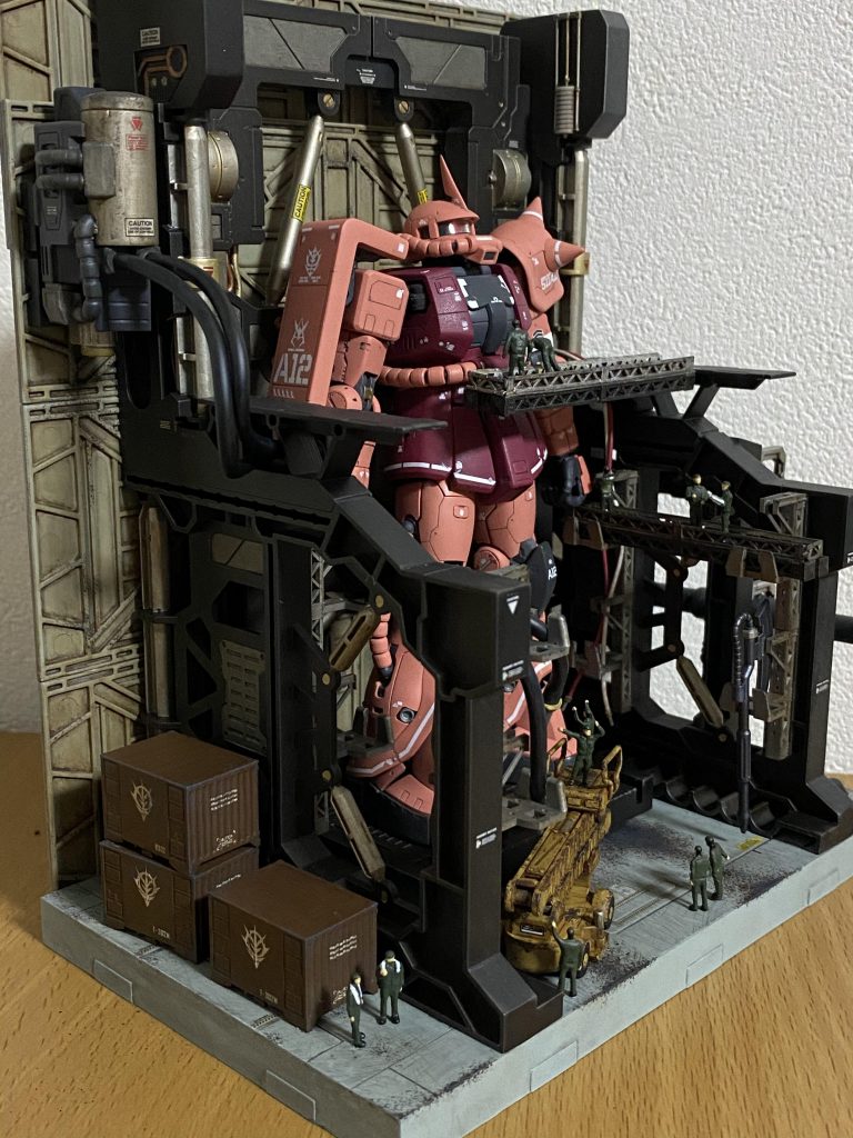 適当なパーツを貼り合わせて、燃料タンクっぽく。あとは鉄道模型からコンテナ他、色々拝借してそれっぽく。