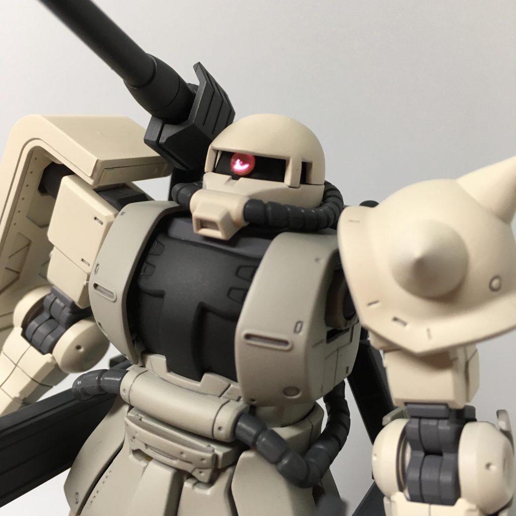 頭のモールドはパテで消してつるりとしています