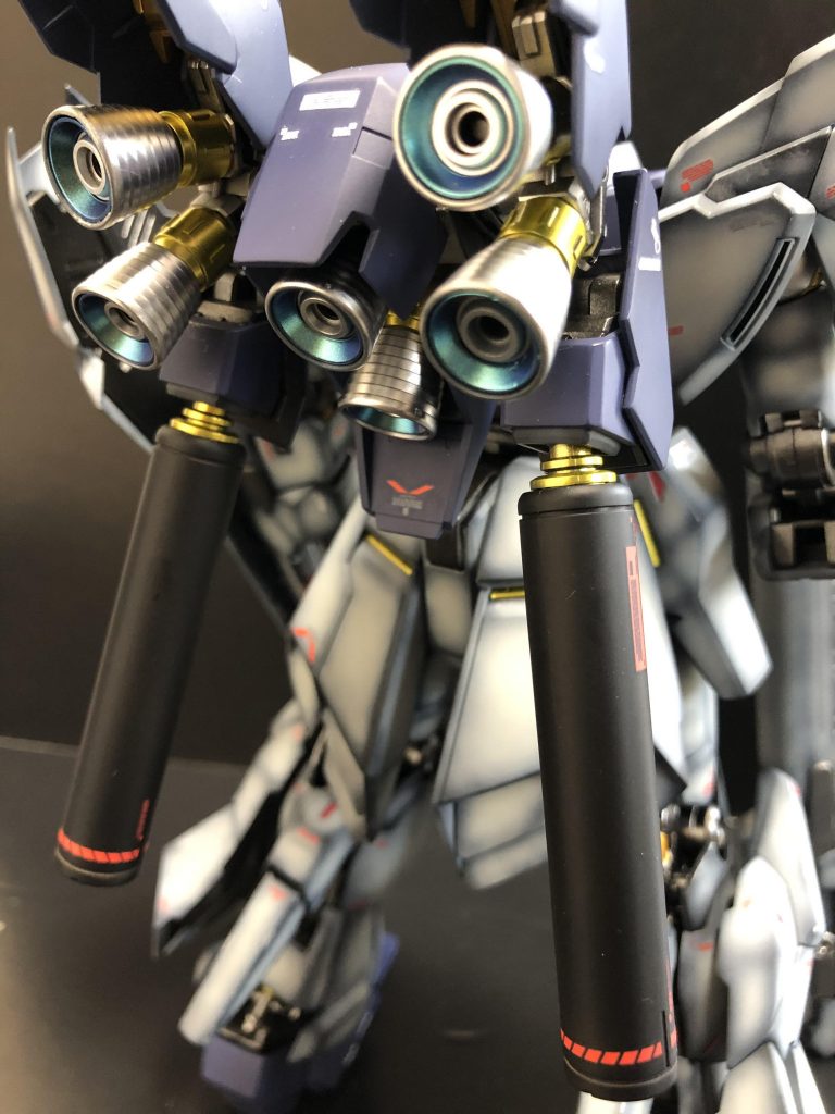 バックパック。圧巻の迫力のバックパック、バーニアです☺️バーニアの内部は別パーツに別れているのでここは偏光塗料を使って角度に寄って色が変わって見えます。ブースターも本来はホワイトですが、ブラックに変更して重厚感を出しました🙋‍♂️