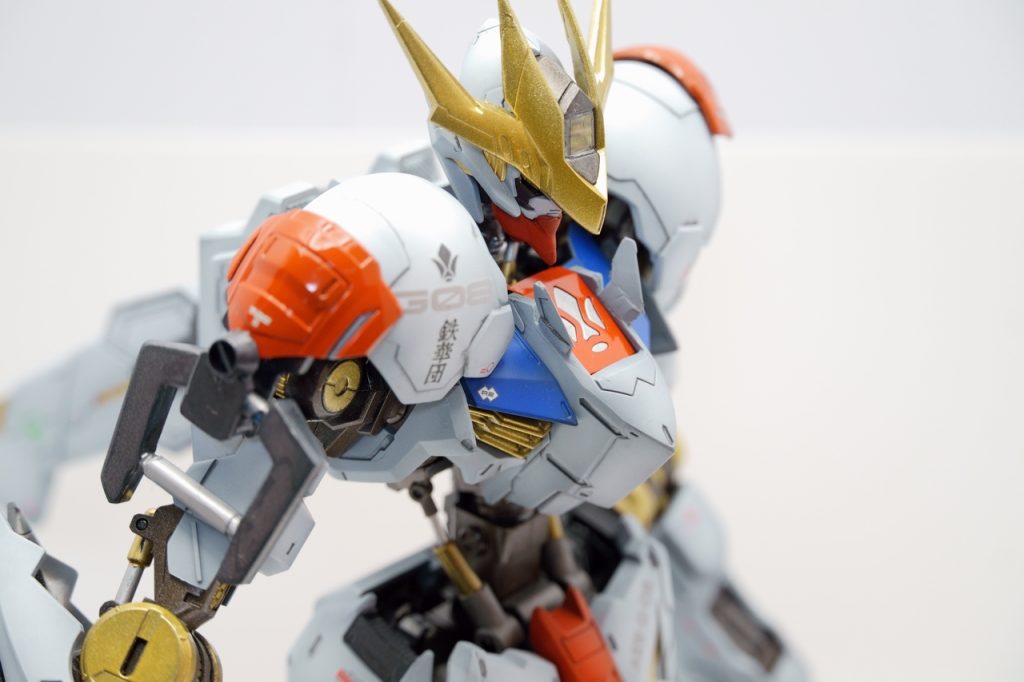 両肩にはそれぞれアレンジを加えています。