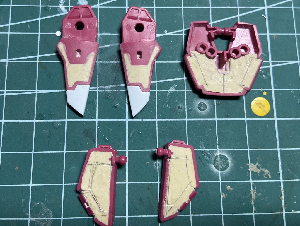 腰のアーマーの裏の肉抜きはパテで埋めてディテール追加。