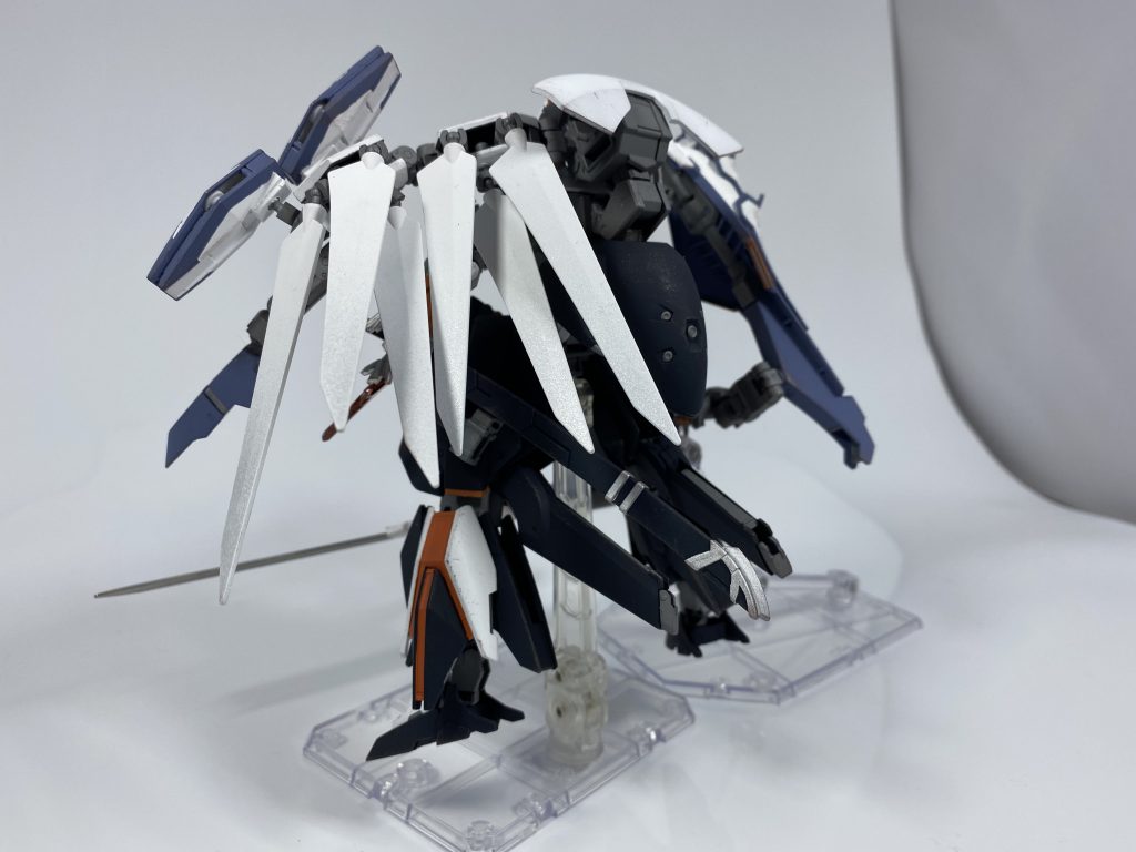 オーバーソウルにより呼び出される武装の構成としては、左側にはエネルギーシールド発生装置及び、翼状のシールドが、右側には Ni/FRITH本体の全長を超えるほどの大刀を持つ大型アームがそれぞれ装備されており、元々高かった近接適性にさらに特化した形となる。