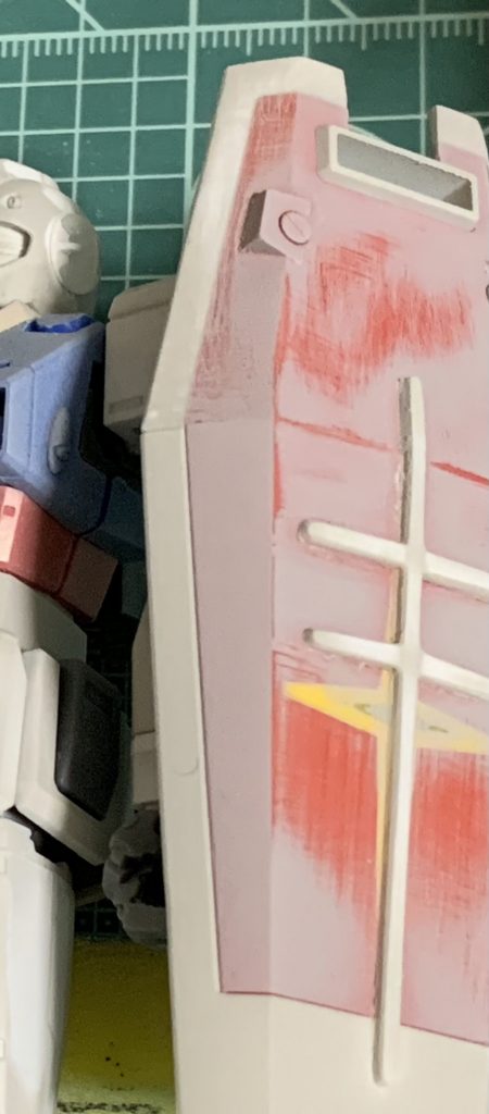 シールドは上部をコミックを参考に成形し、黄色い連邦マーク？を削って平にした上からこれもコミックを参考にモールドを成形。