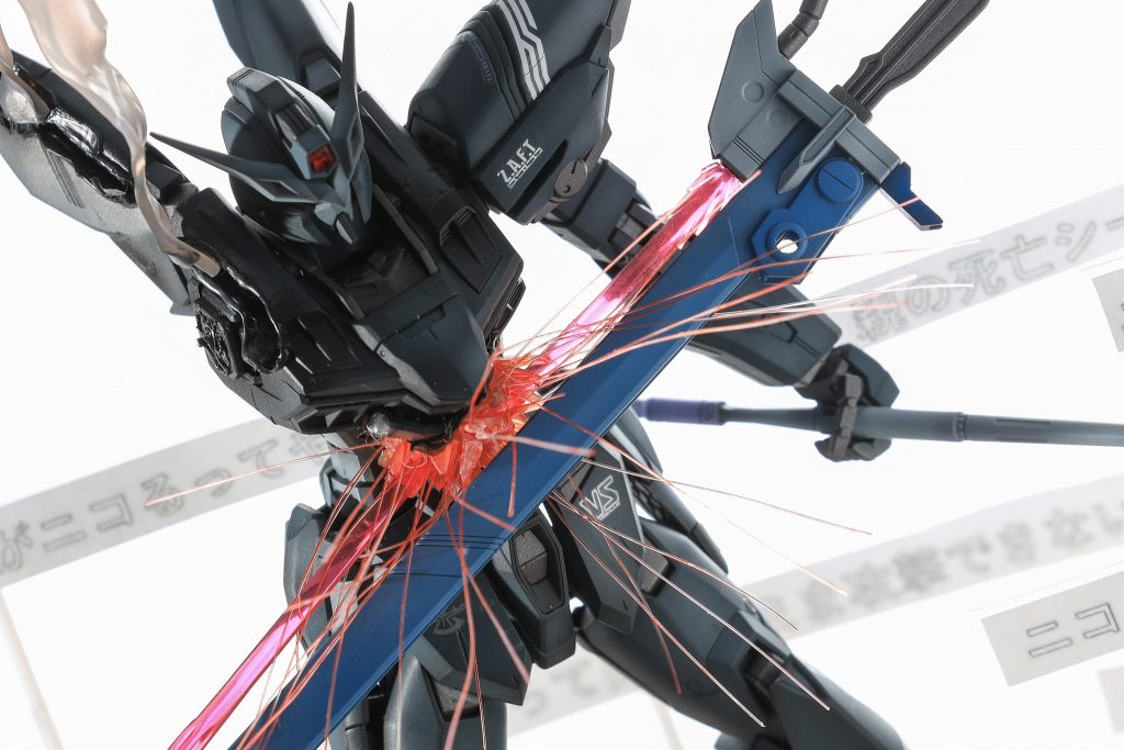 余っていたシュベルトゲベールをみた瞬間このシーンを再現しなくては!と使命感に駆られました。アニメシーンの火花を再現するために使ったのものはダイソーで売っていた透明なテグスです。適度にカットしてクリアカラーで着色し接着剤でつけました。