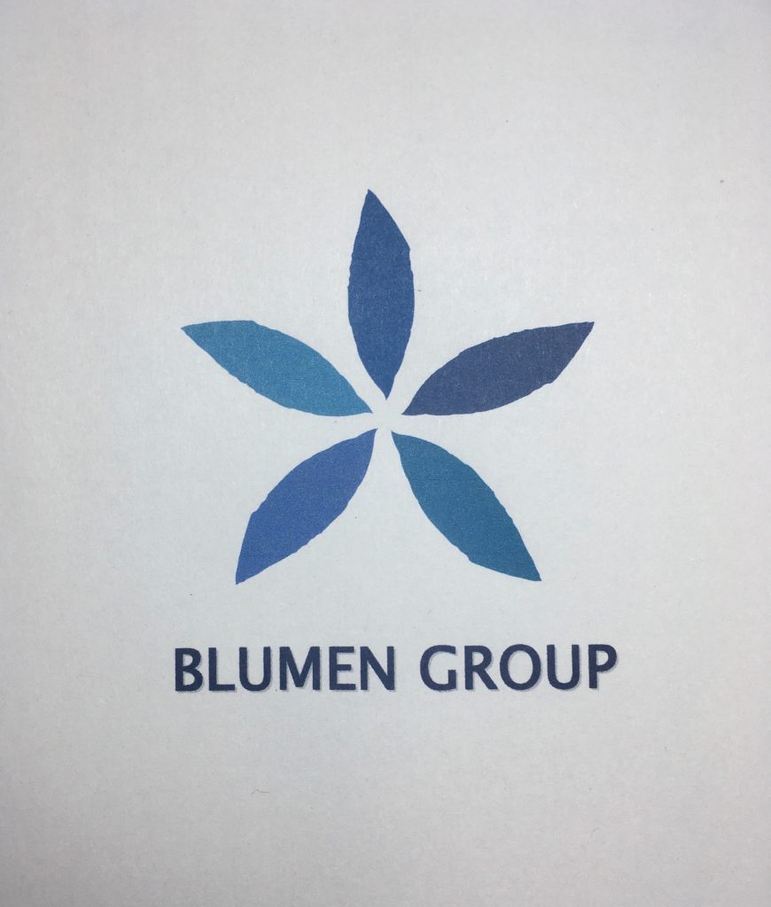 BLUMEN GROUP(ブルーメングループ)は、医薬、化学、電機、工業、金融の5事業を中核とする軍産複合企業である。特殊部隊「爱丽丝(アリス)」のスポンサーとして、その活動を支え、大きな影響力を持つ。