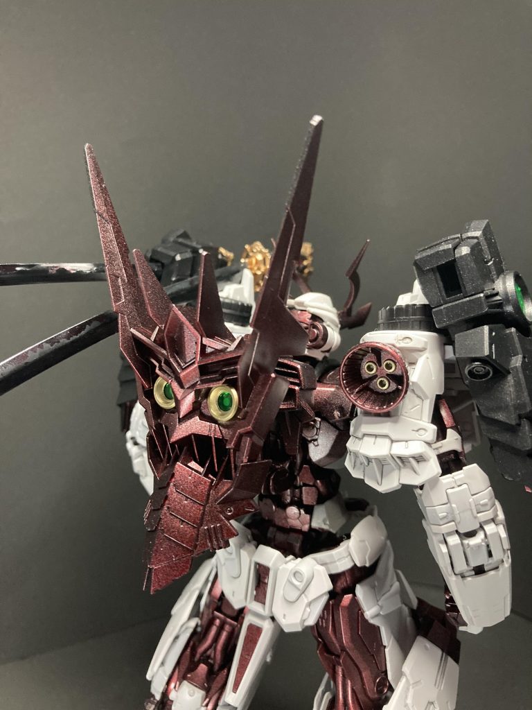 バックパックはMGブルーフレームDの物を使用し、ストライカーパック用ジョイントで鬼面を接続しています。