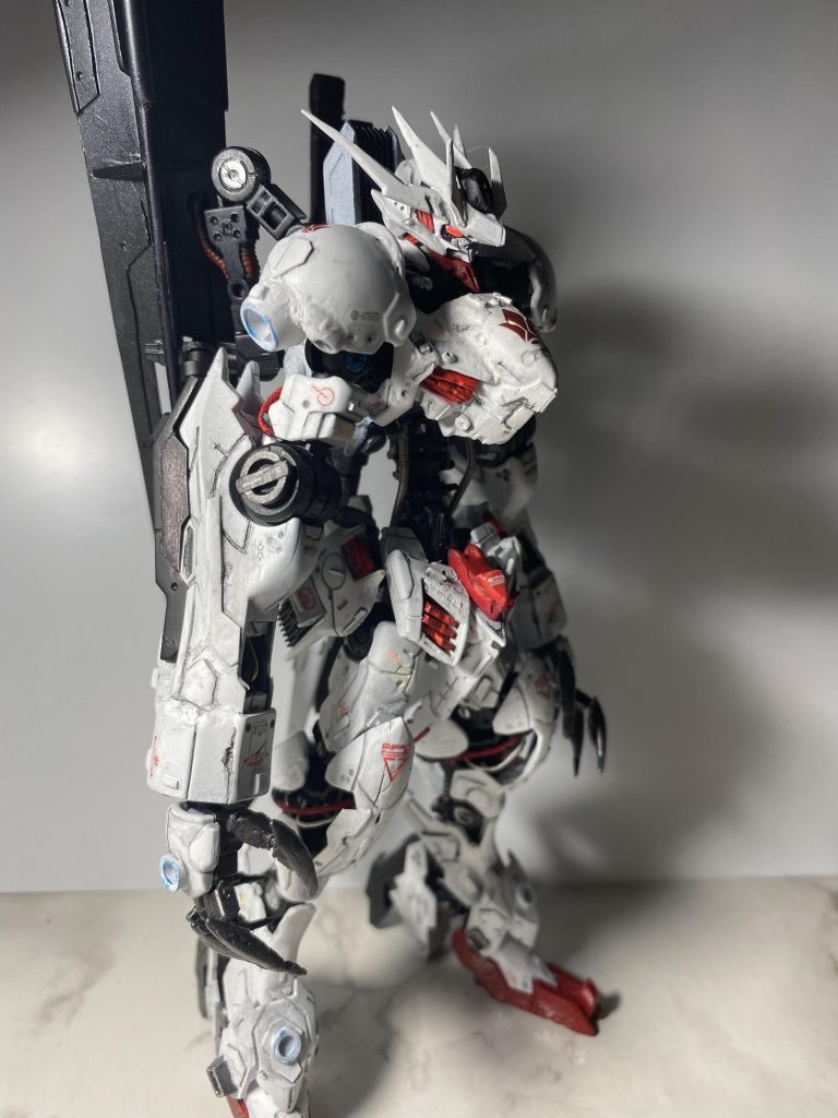 まだ汚しを入れていない状態です。腕部サブアームはバックパックに移設し、プラ材から作ったロングバスター鉄塊と改造パーツ+銃身をスクラッチのレールガンを懸架及び多少の操作を想定しています。