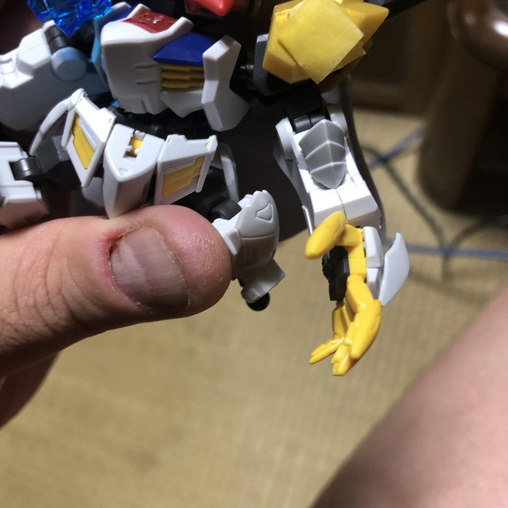 どうしても腕の部分の合わせ目が目立ってしまっていたので、若干可動が悪くなるのを覚悟で上からパーツを合わせて誤魔化してます(笑)