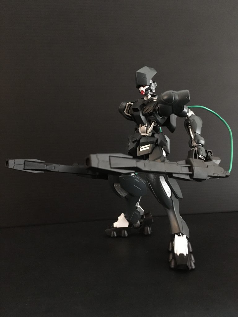 大型の荷電粒子砲を2基装備しており、遠距離砲撃を得意とする