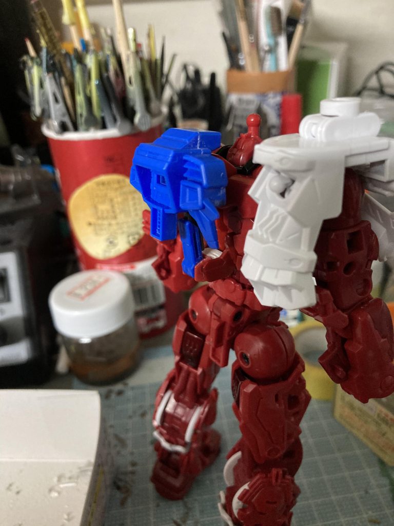 バックパックはMGブルーフレームDの物を接着しました。このためだけにブルーフレームDを購入したので、我ながら贅沢なキットの使い方だと思います。