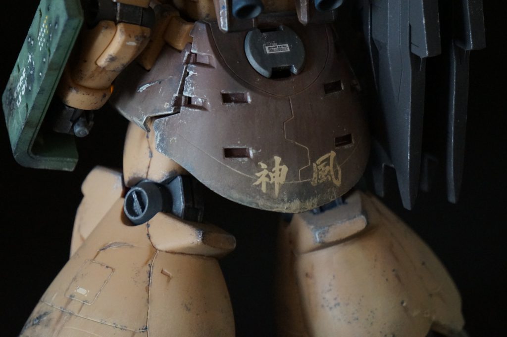 [腰部]股間軸を最近流行りの3軸関節に変更し、軸位置は3mm下げました。リアスカートにパネルラインを追加し、気になる所だけ裏打ちしました。写真に写っていませんが、左右繋がった3連バーニヤは、補強リブっぽく開口してみました。