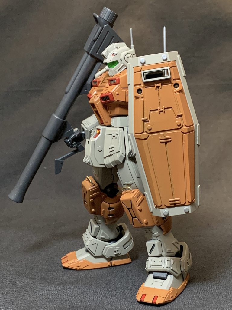 ・首位置を上げる・腰のスイング・足首の左右可動スタイル改修点は以上ディテールの強調の為、オリジナルカラーリングや汚しも検討しましたが、あくまでもパワード・ジムとしてのイメージを維持するように、また評価試験機という立ち位置を考慮して汚しも無し、に落ち着きましたただ、どうしてもキレイ過ぎてしまうのが微妙にイメージとの開きがあって、全身にスモークグレーを吹いてトーンを一段下げました