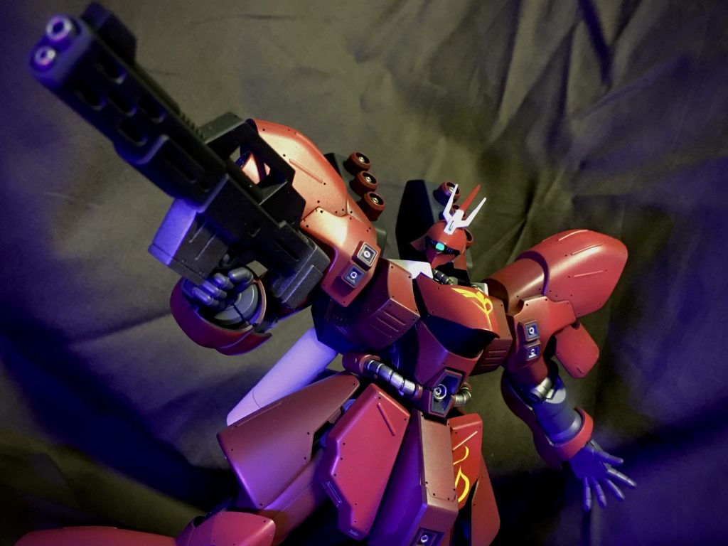 ブラックライトを使ってみました。モノアイに蛍光塗料を使用しています。